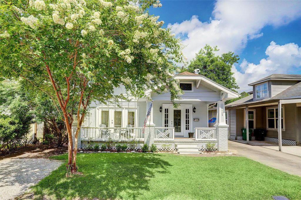 Photo of 709 Walton Street, Houston, TX 77009 (MLS # 97742475)