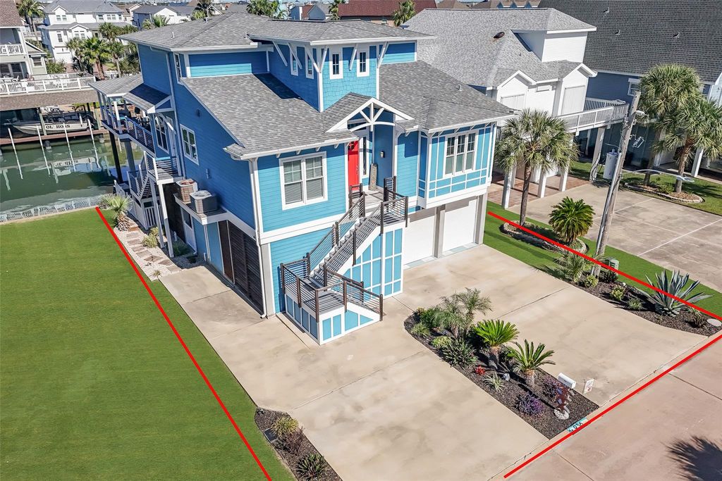 Photo of 936 Long Reach Drive, Tiki Island, TX 77554 (MLS # 21314563)