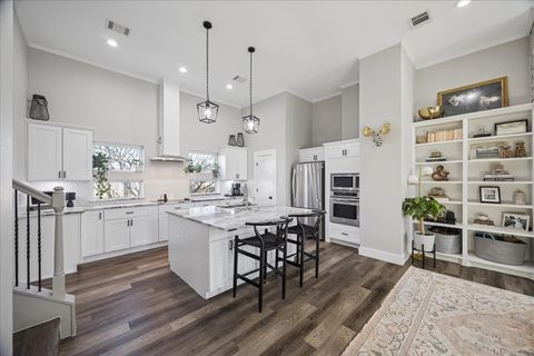 Photo of 2108 Oatfield Drive, Houston, TX 77018 (MLS # 72603026)