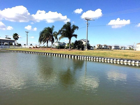 Photo of 18 Half Moon, Hitchcock, TX 77563 (MLS # 25037411)
