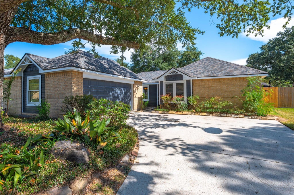 Photo of 312 Thistlewood Court, League City, TX 77573 (MLS # 29357742)