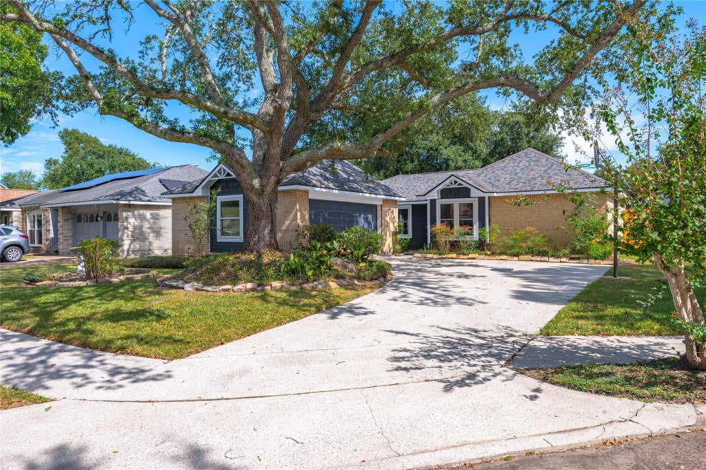 Photo of 312 Thistlewood Court, League City, TX 77573 (MLS # 29357742)