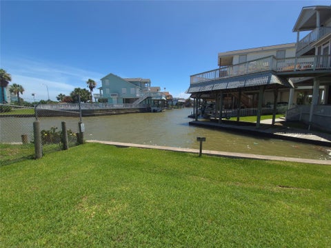 Photo of 2 Kona Or Ih45 CIR, Tiki Island, TX 77554 (MLS # 19747093)
