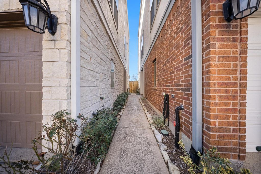 Photo of 6755 Highclere Manor Lane, Houston, TX 77055 (MLS # 30877593)