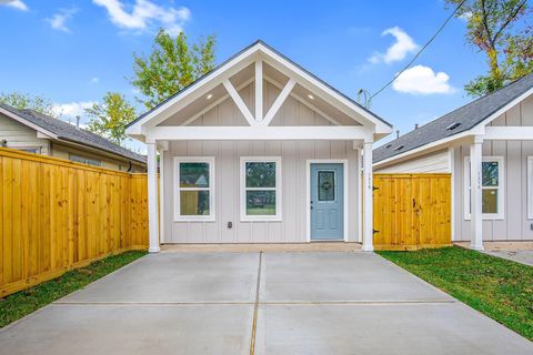 Photo of 7318 Victoria Street, Houston, TX 77020 (MLS # 85279181)