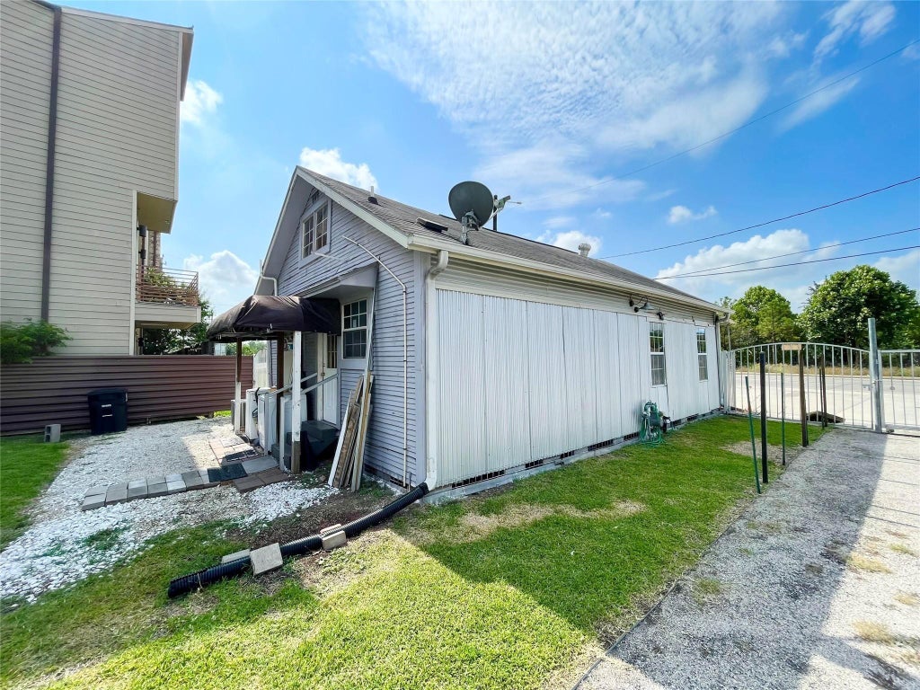 Photo of 4516 Katy Freeway, Houston, TX 77007 (MLS # 84355680)