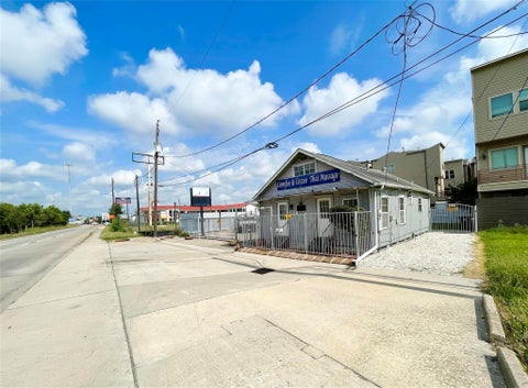 Photo of 4516 Katy Freeway, Houston, TX 77007 (MLS # 84355680)