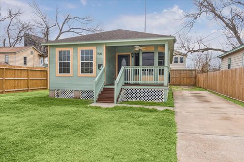 Photo of 708 E 32nd Street, Houston, TX 77022 (MLS # 84670204)