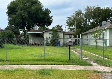 Photo of 429 17th Avenue N, Texas City, TX 77590 (MLS # 21488542)