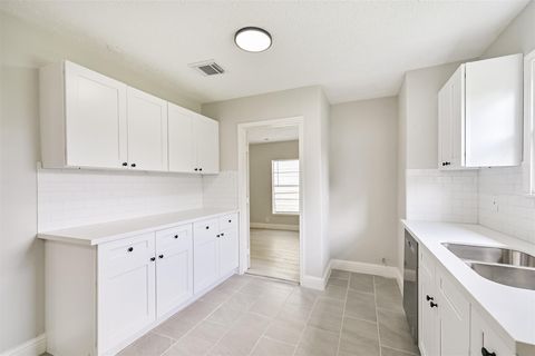 Tiny photo for 5007 Northridge Drive, Houston, TX 77033 (MLS # 85071944)