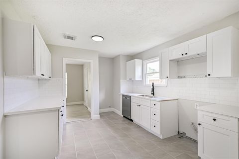 Tiny photo for 5007 Northridge Drive, Houston, TX 77033 (MLS # 85071944)