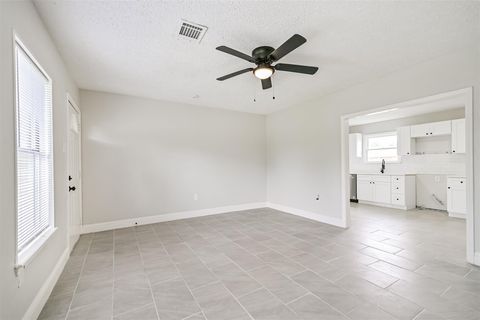 Tiny photo for 5007 Northridge Drive, Houston, TX 77033 (MLS # 85071944)