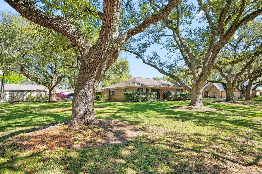 Photo of 502 Dan Street, East Bernard, TX 77435 (MLS # 96721438)