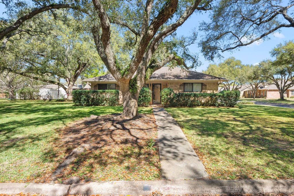 Photo of 502 Dan Street, East Bernard, TX 77435 (MLS # 96721438)