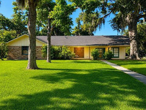 Photo of 131 Daisy Street, Lake Jackson, TX 77566 (MLS # 39963384)