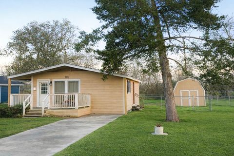 Homes For Sale - 102 Magnolia Street<br/> Lake Jackson, TX 77566