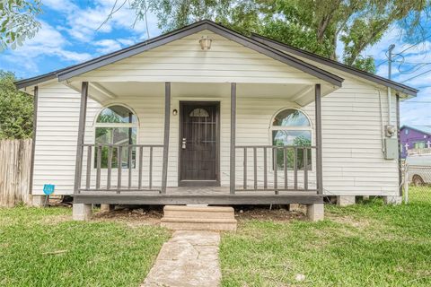 Photo of 2304 Russell St, Houston, TX 77026 (MLS # 83955143)