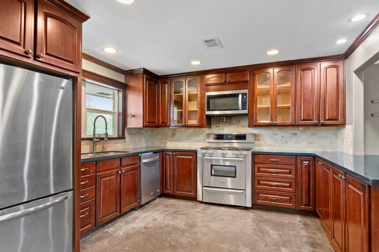 1242 County Road 857