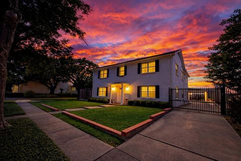 Photo of 2126 Banks Street #3, Houston, TX 77098 (MLS # 58986763)