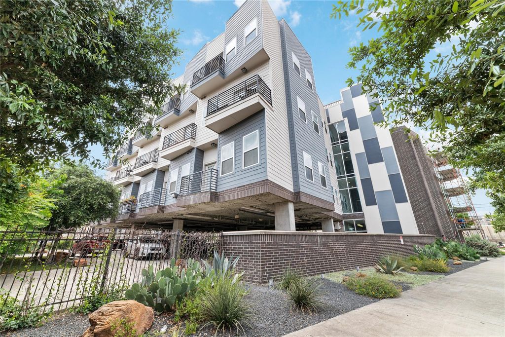 Photo of 1011 Studemont Street #109, Houston, TX 77007 (MLS # 76336951)