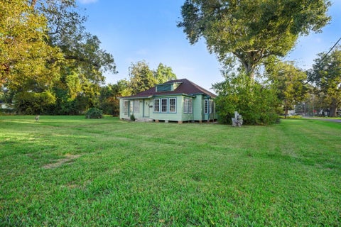 Photo of 402 N Oak Street, Sweeny, TX 77480 (MLS # 88241951)