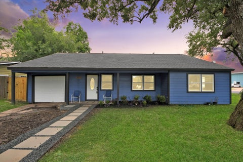 Photo of 302 County Park Drive, League City, TX 77573 (MLS # 36097842)