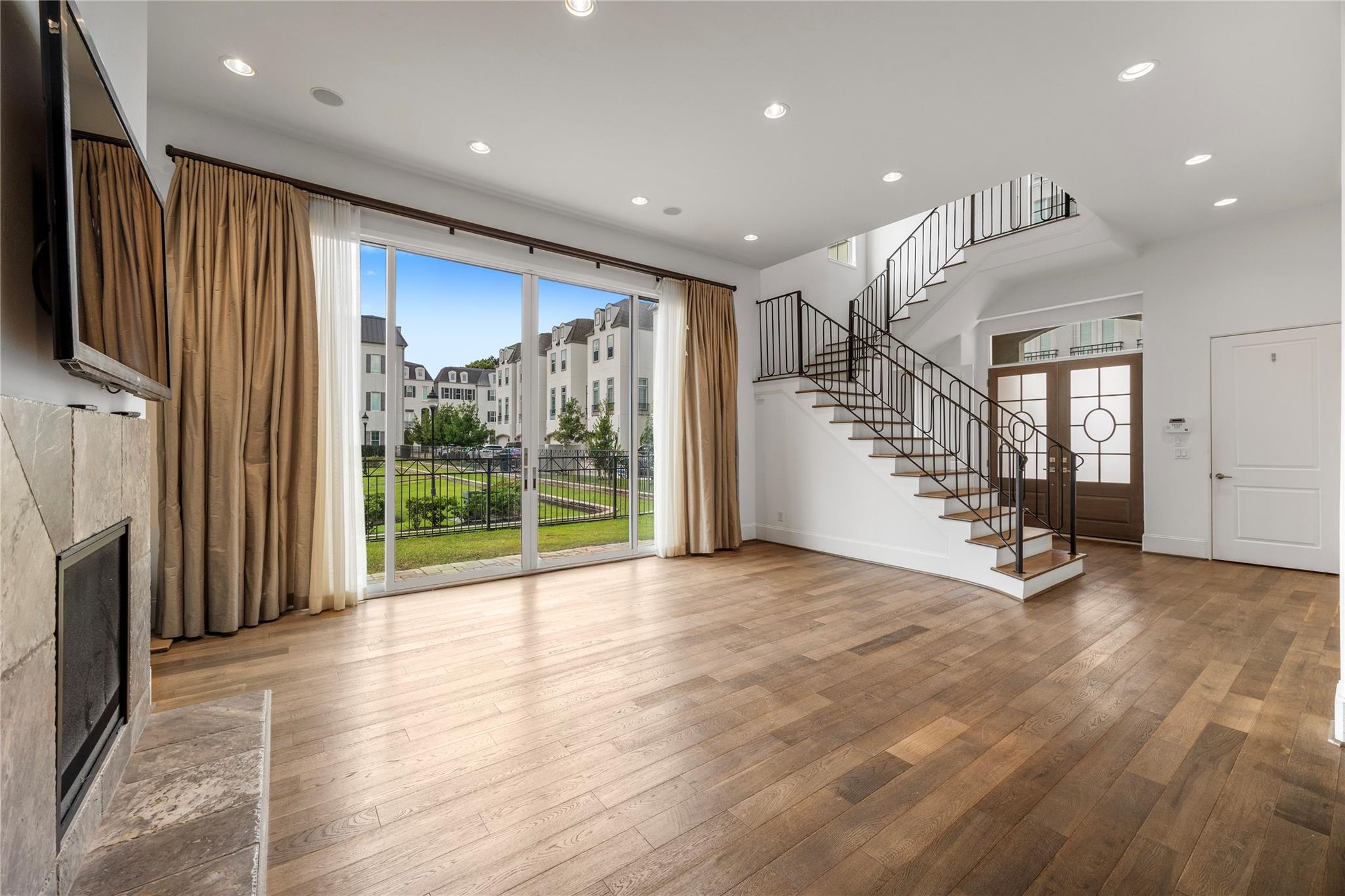 Houston, Texas 77043, United States, 4 Bedrooms Bedrooms, ,5 BathroomsBathrooms,Residential,Active,254383