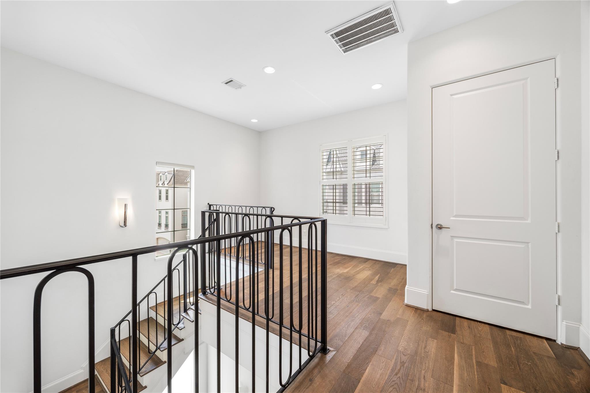 Houston, Texas 77043, United States, 4 Bedrooms Bedrooms, ,5 BathroomsBathrooms,Residential,Active,254383