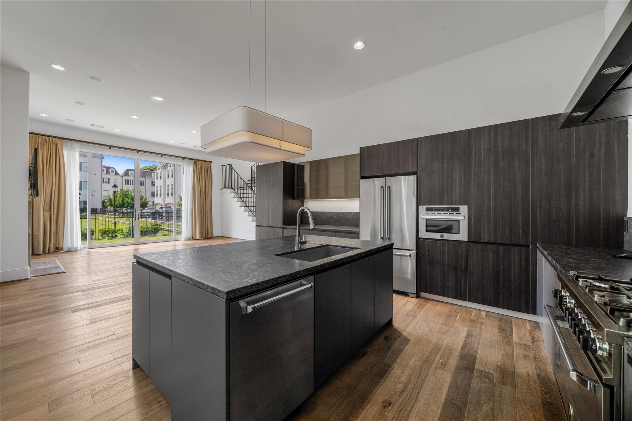 Houston, Texas 77043, United States, 4 Bedrooms Bedrooms, ,5 BathroomsBathrooms,Residential,Active,254383