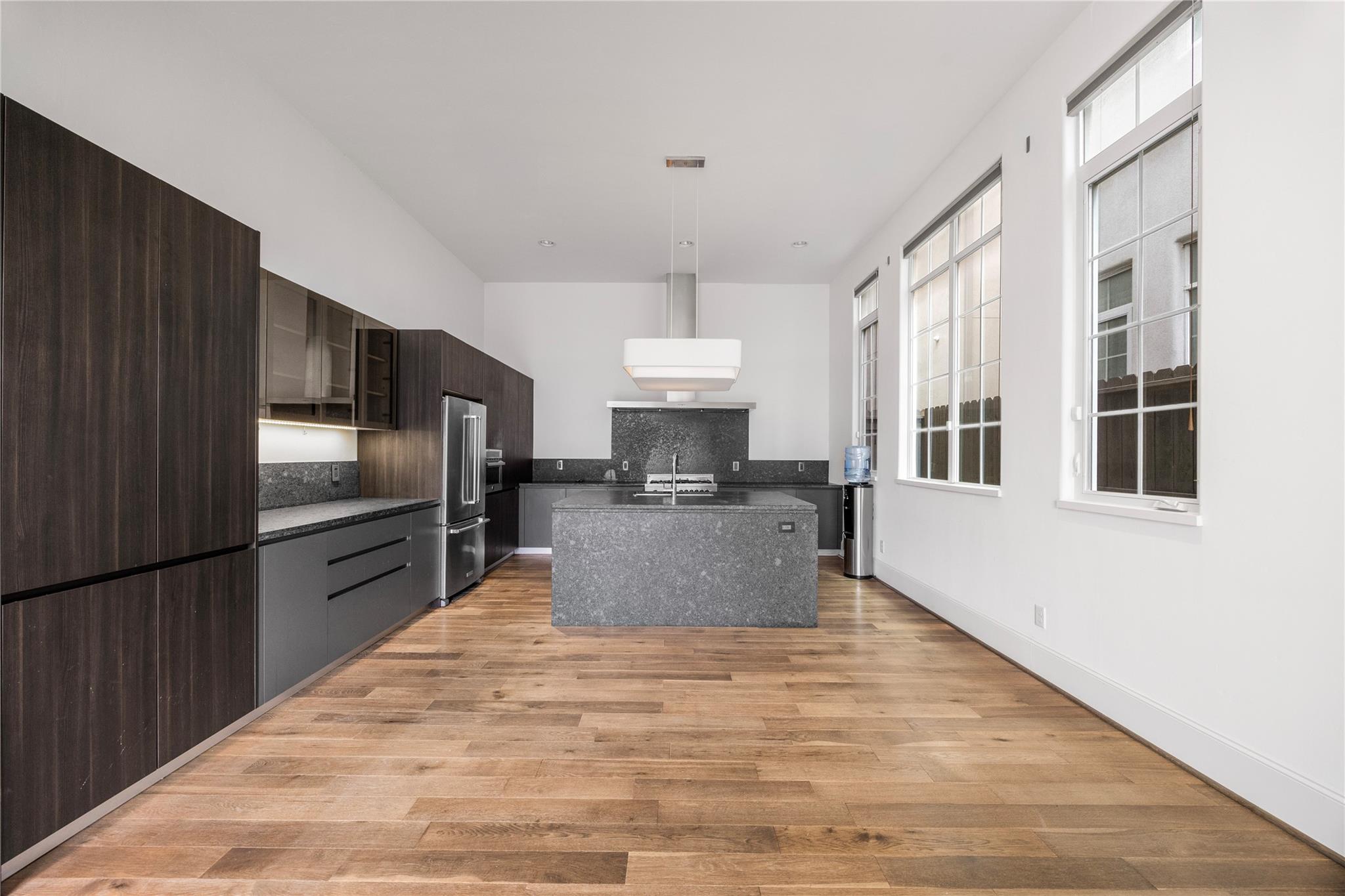 Houston, Texas 77043, United States, 4 Bedrooms Bedrooms, ,5 BathroomsBathrooms,Residential,Active,254383