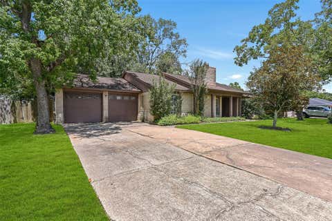 Photo of 1109 W Castlewood Avenue, Friendswood, TX 77546 (MLS # 66888676)