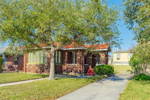 Homes For Sale - 5022 Woodrow Avenue<br/> Galveston, TX 77551