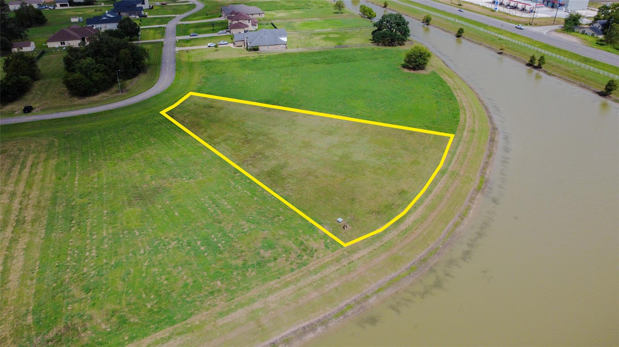 1302 Lakeland Circle