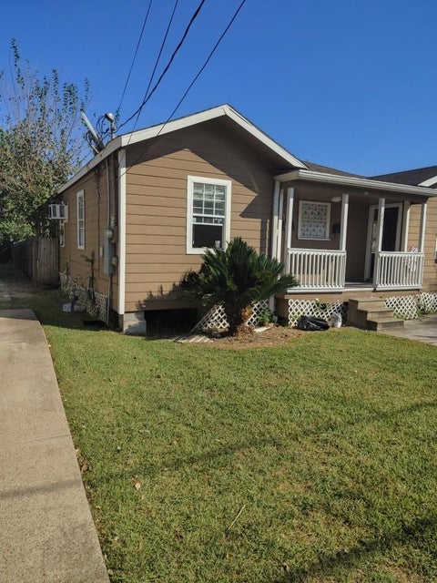 Photo of 405 Johnson Street #B, Pasadena, TX 77506 (MLS # 81187000)