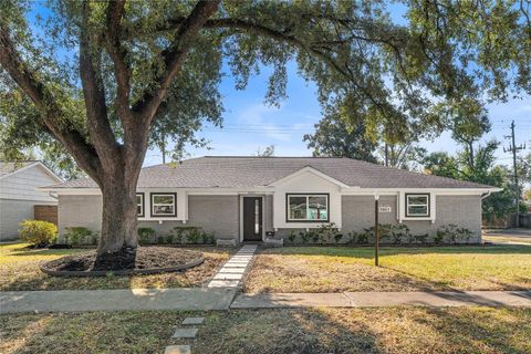Photo of 5823 Ettrick Drive, Houston, TX 77035 (MLS # 21162694)