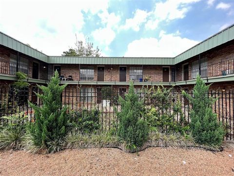 Photo of 425 Emerson St #6, Houston, TX 77006 (MLS # 50663317)