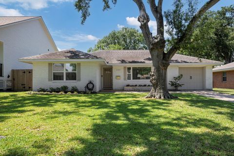 Photo of 2107 Hewitt Drive, Houston, TX 77018 (MLS # 39683550) Photo of 2107 Hewitt Drive, Houston, TX 77018 (MLS # 39683550)
