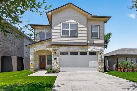 Photo of 2211 Silverbonnet Street, Houston, TX 77055 (MLS # 85907521)