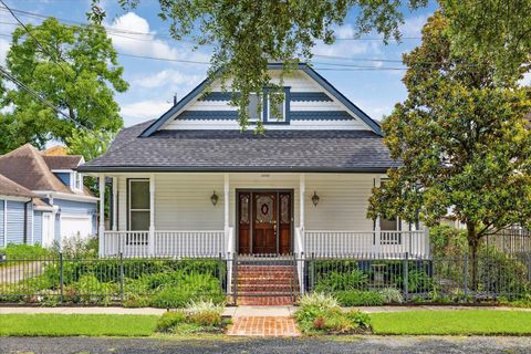 Photo of 208 E 12th Street, Houston, TX 77008 (MLS # 95989246)