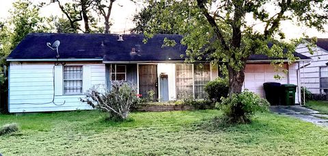 Photo of 8426 Rockford Drive, Houston, TX 77033 (MLS # 10876614)