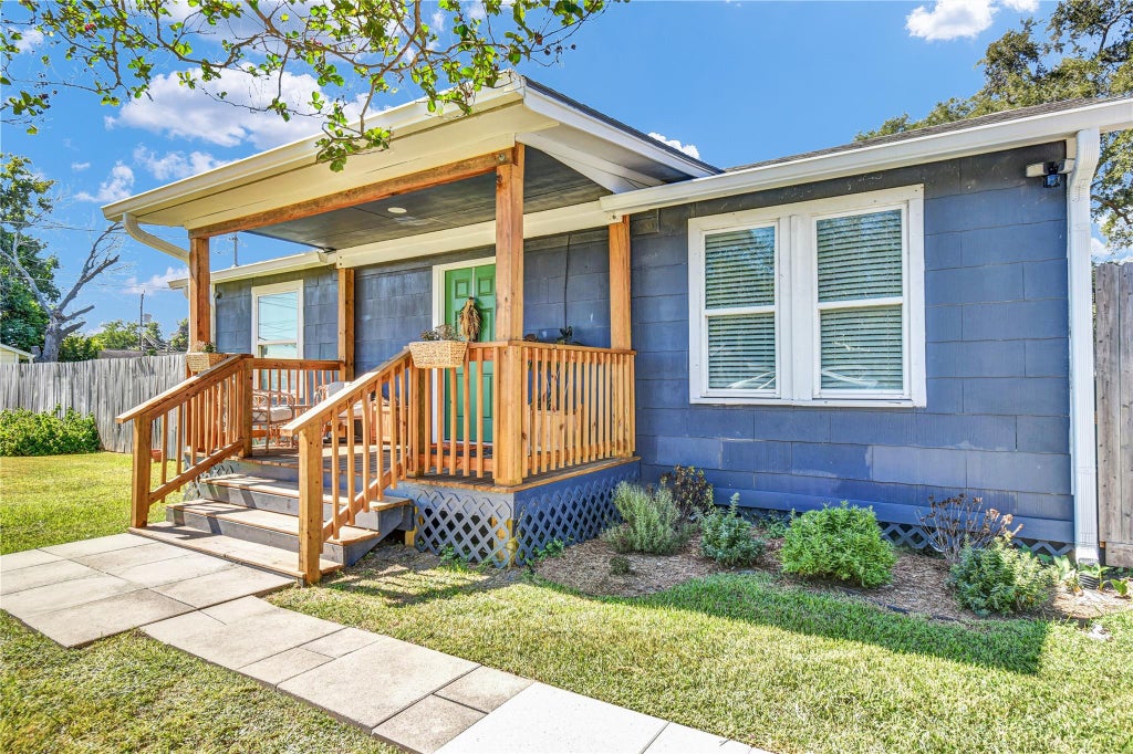 Photo of 428 S Lazy Lane, Clute, TX 77531 (MLS # 45834778)
