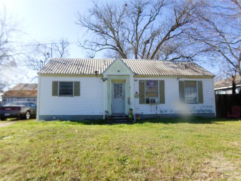 Photo of 308 E East South Street, Weimar, TX 78962 (MLS # 6501710)