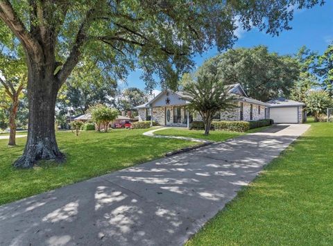 Homes For Sale - 70 E Post Oak Lane<br/> Shepherd, TX 77371