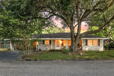 Photo of 1811 Myrtle Street, Liberty, TX 77575 (MLS # 10722837)