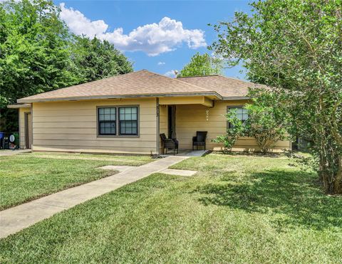 Photo of 513 Farrer Street, Angleton, TX 77515 (MLS # 18082660)