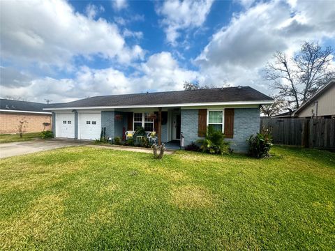 Photo of 1029 Vine Drive, Angleton, TX 77515 (MLS # 43185564)