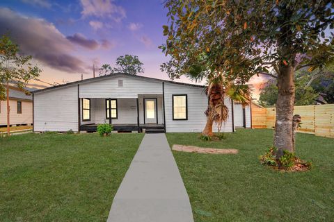 Photo of 2409 Avenue K, Rosenberg, TX 77471 (MLS # 27193843)