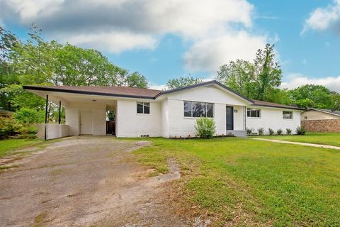 Photo of 1105 Johnson Avenue, Lufkin, TX 75904 (MLS # 89290565)
