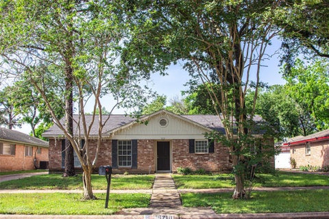 Homes For Rent - 9710 Springmont Dr<br/> Houston, TX 77080