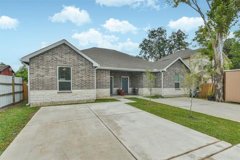 Photo of 7524 E Maxroy Street #A, Houston, TX 77088 (MLS # 27462405)